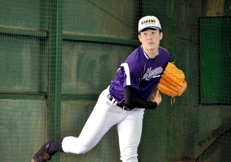 　ブルペンで投球練習を行う吉田輝