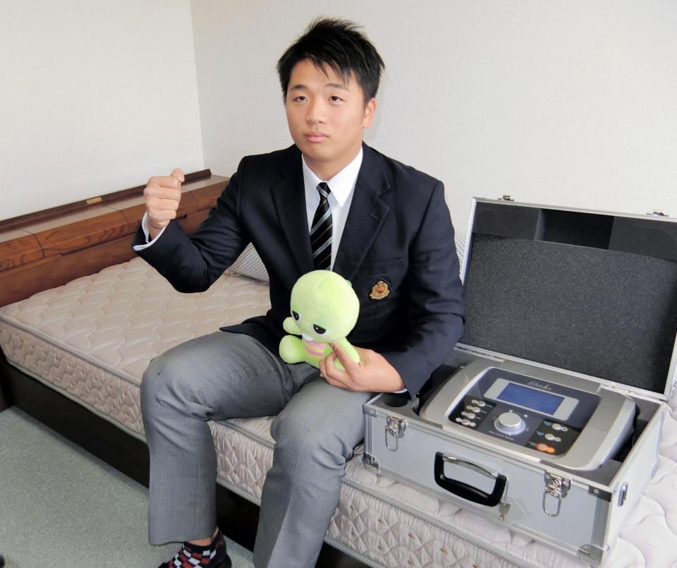 治療器具とぬいぐるみを持参して入寮したヤクルト・鈴木