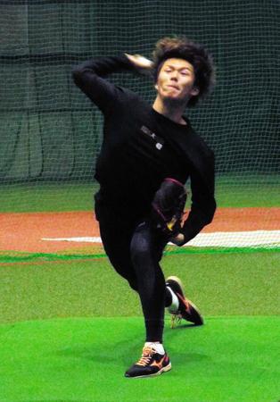 　投球練習に励む山本