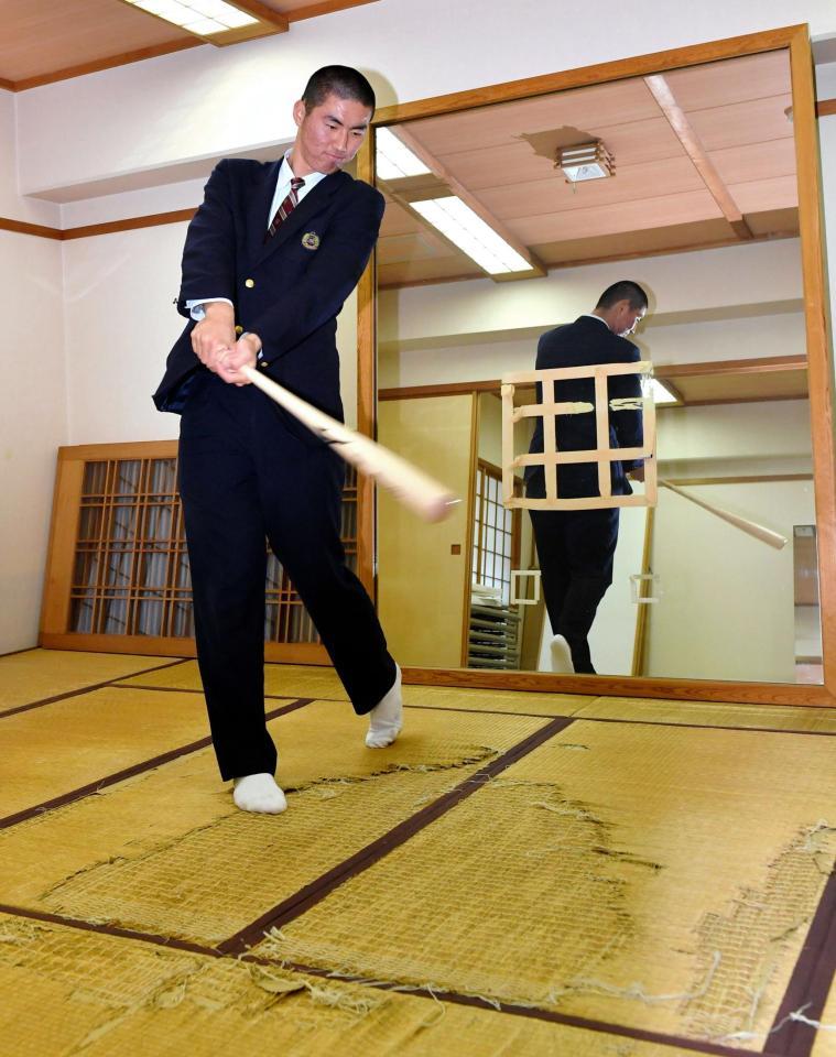 　「松井部屋」でバッティングを披露する巨人・松井義弥