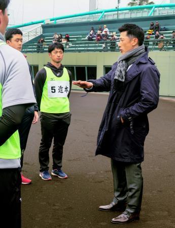 　新人合同自主トレを視察した阪神・矢野監督（右）。右から２人目はドラフト１位の近本＝鳴尾浜