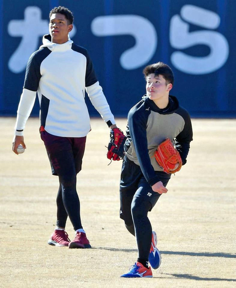 　キャッチボールをする吉田輝。左は万波
