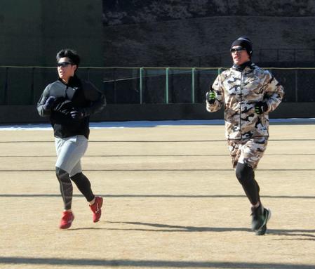 ジャイアンツ球場で走り込む巨人・陽岱鋼（右）と和田