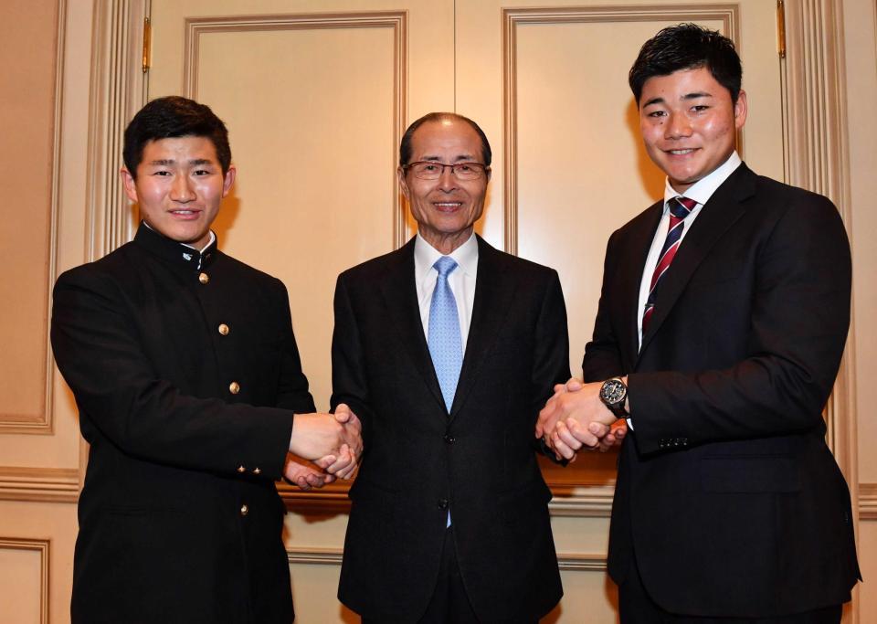 　早実高硬式野球部ＯＢ総会に出席し、王会長（中央）と握手を交わすソフトバンク・野村（左）と日本ハム・清宮