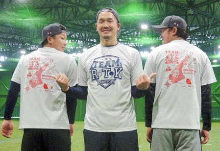 　自主トレを公開した（左から）安達、Ｔ－岡田、武田