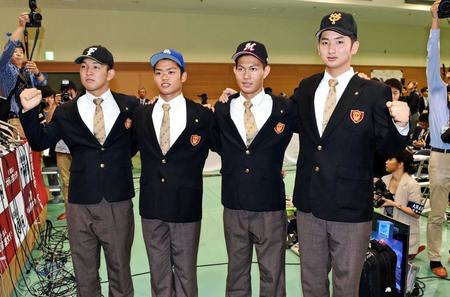 　大阪桐蔭から４人全員が指名されガッツポーズを決める（左から）柿木、根尾、藤原、横川