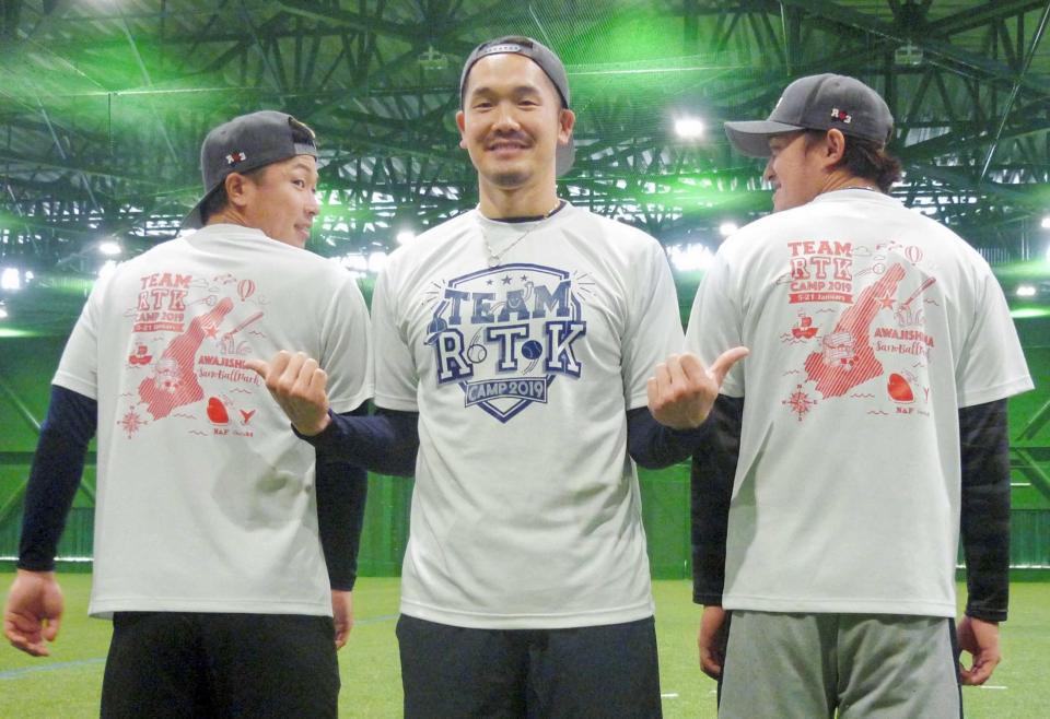 　自主トレを公開した（左から）安達、Ｔ－岡田、武田