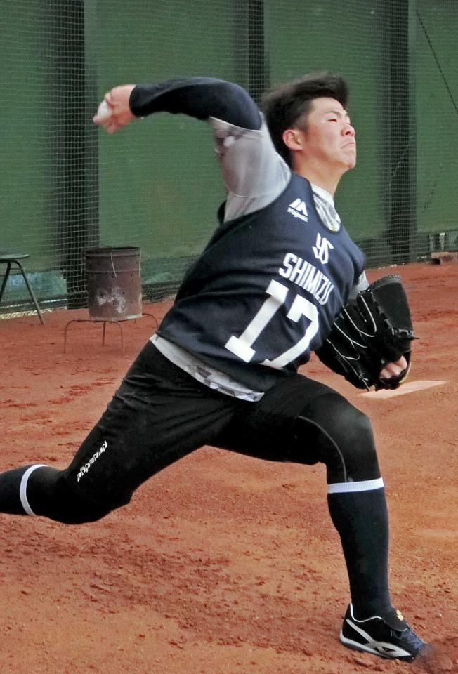 　新人合同自主トレでブルペン入りした清水