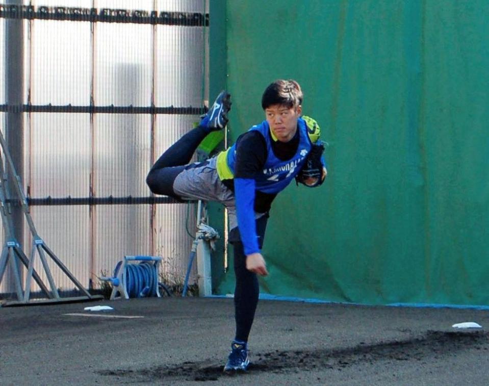 入寮後初のブルペン投球を行うＤｅＮＡ上茶谷