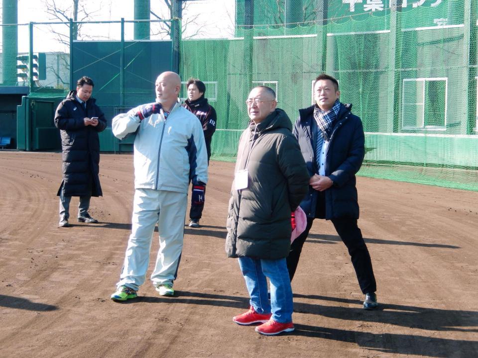 ロッテ浦和球場を訪問した松村氏（中央）、左は石田２軍打撃投手、右は榎スカウト