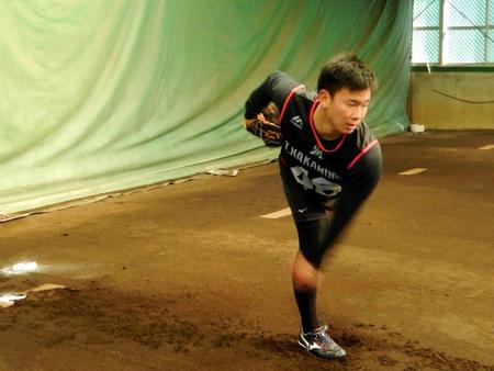 新人合同自主トレ最終日に２度目のブルペン入りをしたドラ５の中村稔