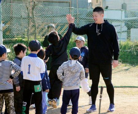 　野球未経験の子どもを対象にした体験会でタッチを交わすＤｅＮＡの筒香嘉智外野手（右端）＝１４日、堺市