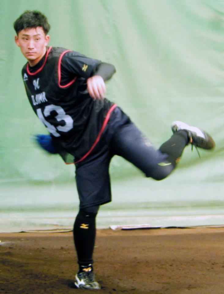 　投球練習で汗を流す小島