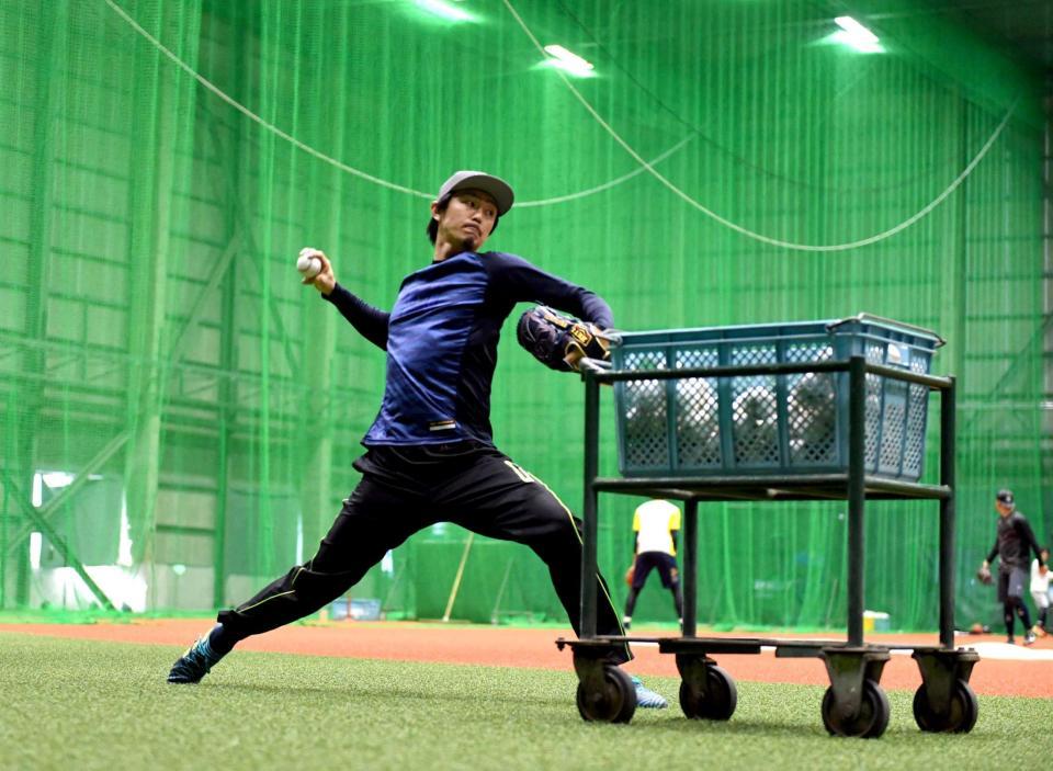 　ネットに向かい黙々とボールを投げ込む増井