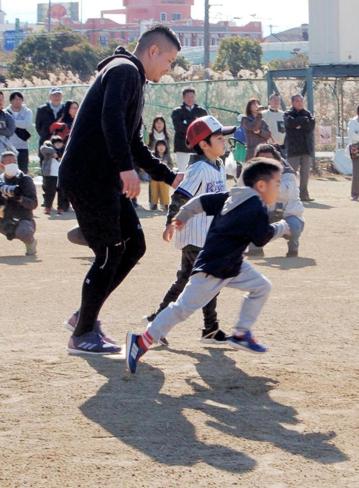 ダッシュでスタートの遅れた子供の背中を優しく押す筒香