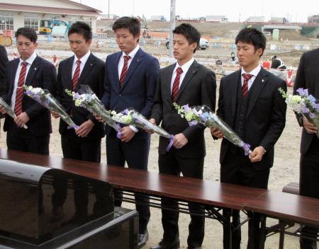 楽天の新人全選手、慰霊碑に献花 東日本大震災の被災地訪問