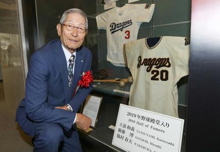 　野球殿堂入りし、現役時代３０勝を挙げた年のユニホームの前で笑顔の権藤博氏