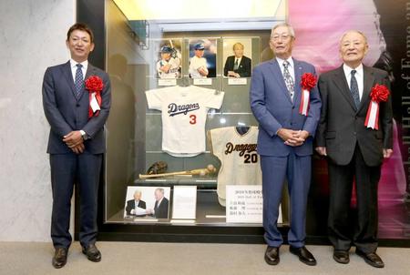 　野球殿堂入りの発表後、記念写真に納まる（左から）立浪和義氏、権藤博氏、脇村春夫氏