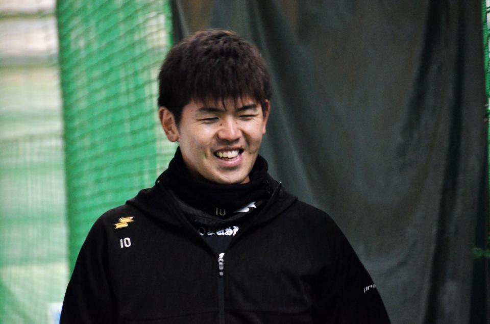 室内練習場でウオーキングを行う清水