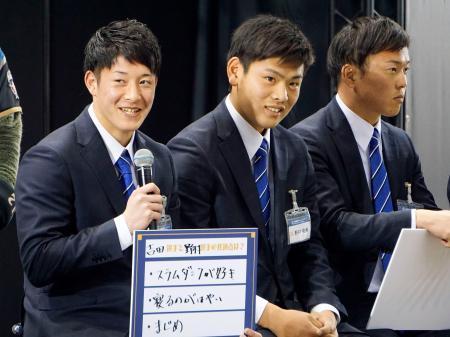 　日本ハムグループの展示会に出席した吉田輝星投手（左）ら＝１９日、千葉市