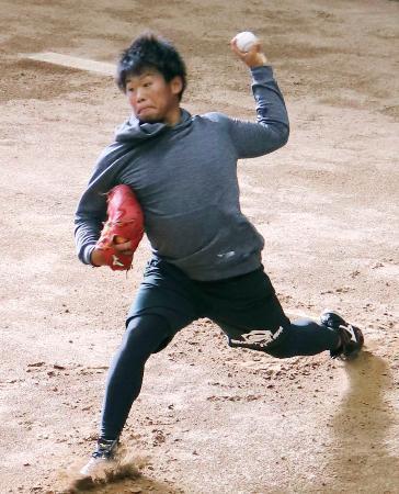 　ブルペンで投球練習する巨人・田口＝川崎市のジャイアンツ球場