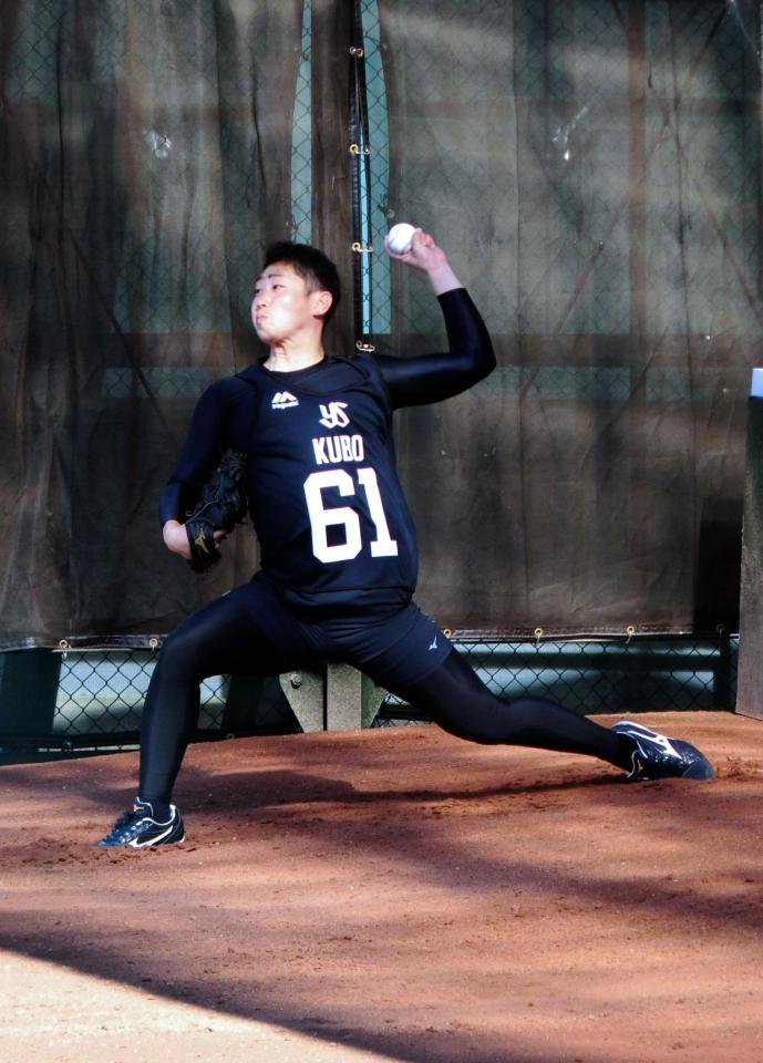ブルペンで投げ込むヤクルトのドラフト７位・久保