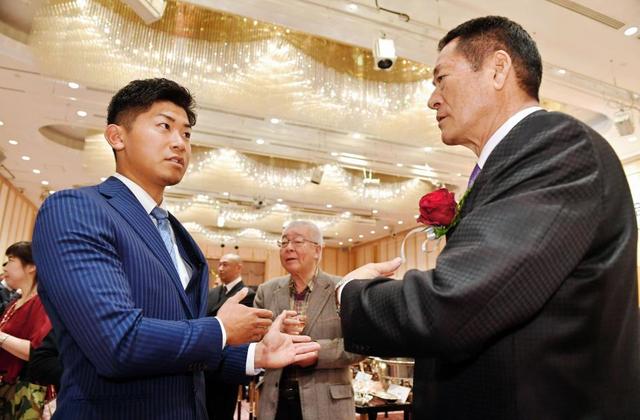 中畑清・駒大野球部OB会長(右)にあいさつする今永(撮影・西岡正)