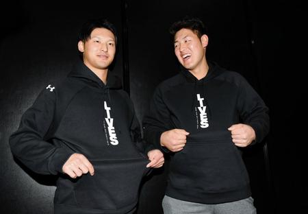 株式会社ドーム社の今年のテーマ「ＬＩＶＥＳ　決断力」を笑顔でＰＲする巨人・吉川尚（左）と岡本