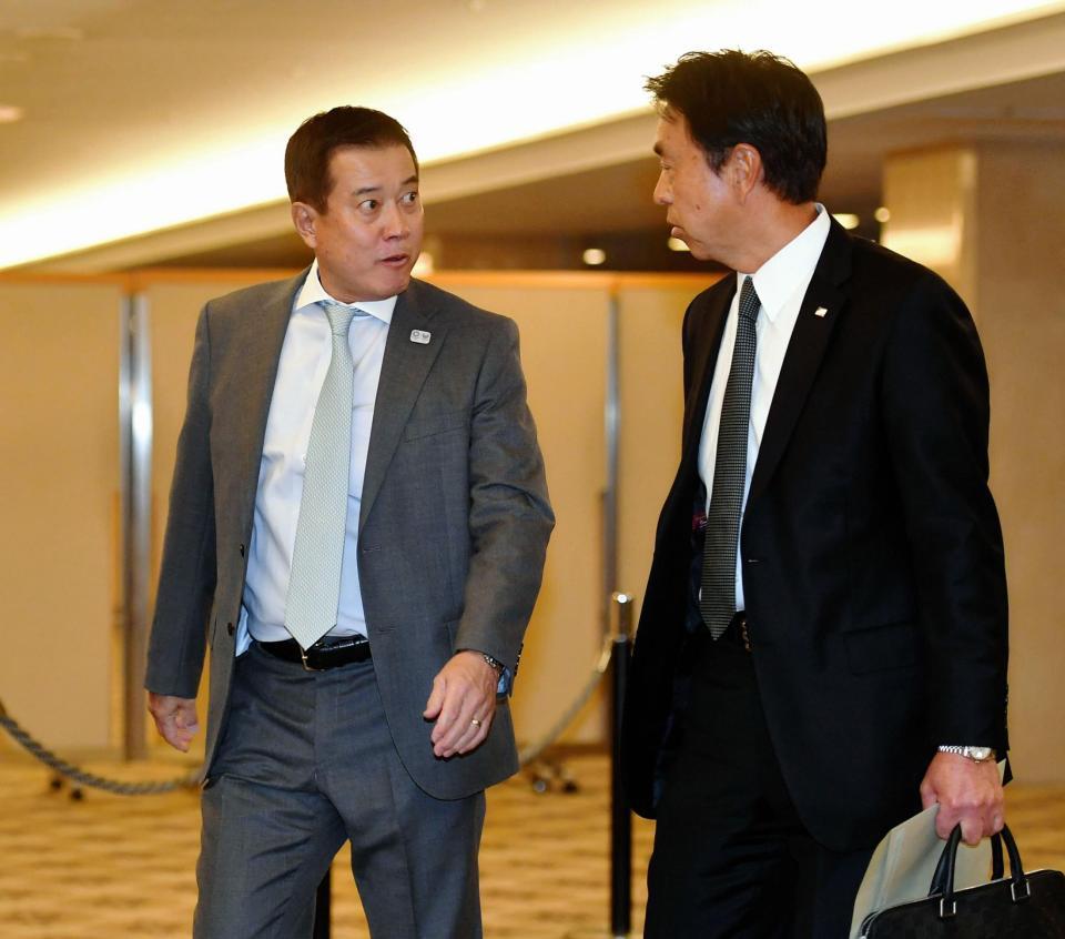 ヤクルト・小川監督（右）と談笑しながら１２球団監督会議の会場に入る巨人・原監督