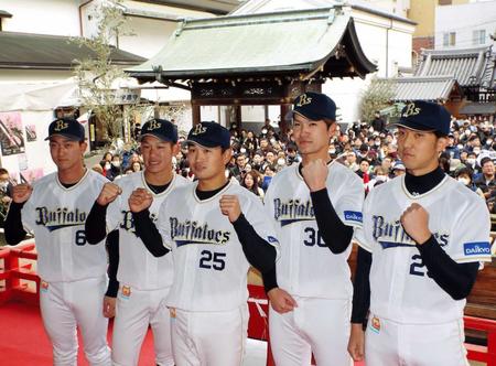 　大阪天満宮で行われた福玉まきに参加した（左から）広沢、西浦、西村、Ｋ－鈴木、田嶋