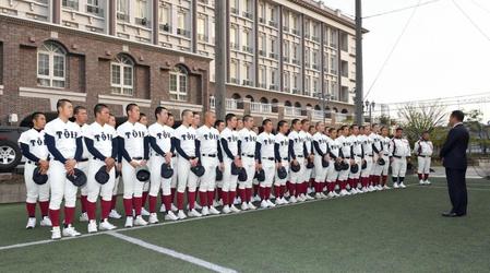 選抜出場の選考を外れ今田悟校長（左端）から報告を受ける大阪桐蔭ナイン＝大阪府大東市の大阪桐蔭高校（撮影・山口登）