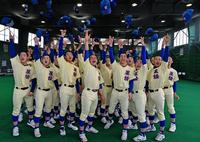 センバツ出場が決まり帽子を投げて歓喜の星稜高校ナイン＝星稜高校（撮影・持木克友）