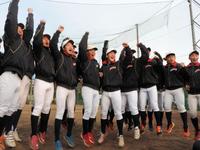 甲子園出場が決まり喜びを爆発させるエースの岩本（左から５人目）ら石岡一ナイン＝茨城県石岡市