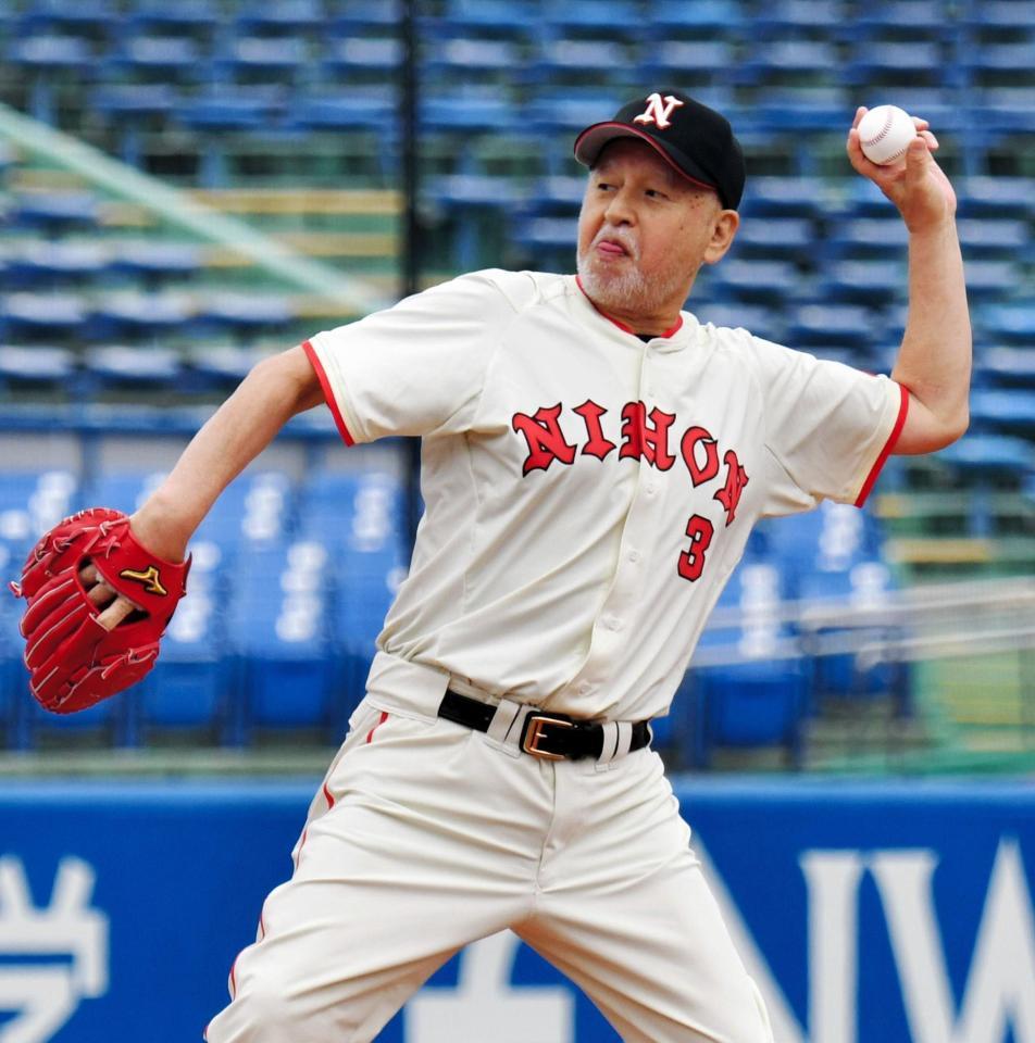 大学野球選手権の始球式を務めた倍賞明さん＝２０１６年６月、神宮球場