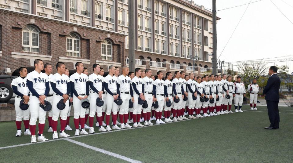 選抜出場の選考を外れ今田悟校長（左端）から報告を受ける大阪桐蔭ナイン＝大阪府大東市の大阪桐蔭高校（撮影・山口登）