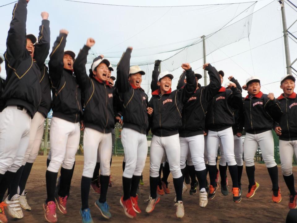 甲子園出場が決まり喜びを爆発させるエースの岩本（左から５人目）ら石岡一ナイン＝茨城県石岡市