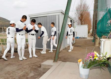 　練習前に手を合わせる熊本西の選手たち