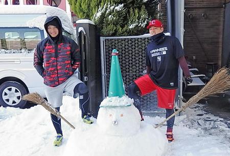 自主トレ前に雪だるまの前でポーズを取る則本（左）と松井