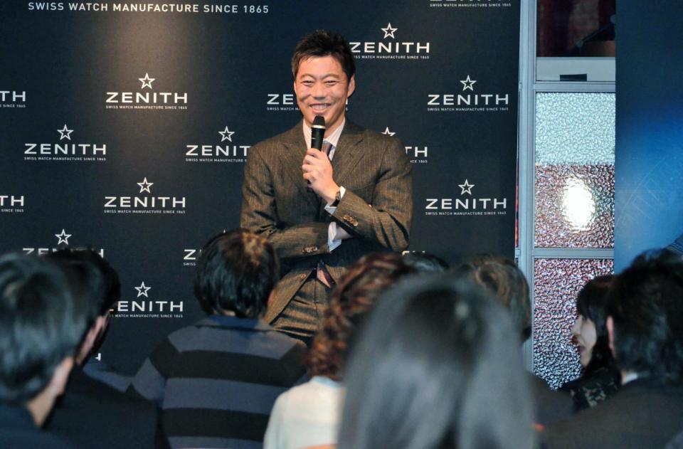 トークショーで子どもからの質問に笑顔で答える上原