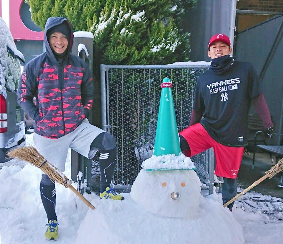　自主トレ前に雪だるまの前でポーズを取る則本（左）と松井