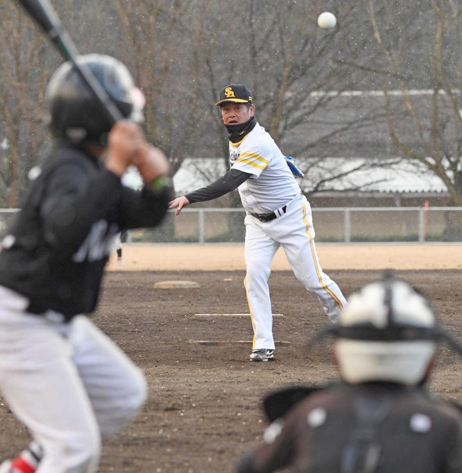 　子どもたちと一打席ずつ対戦する工藤監督
