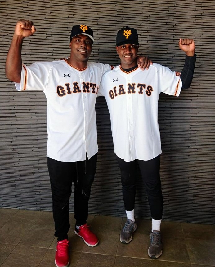 育成契約選手として入団したドミニカ共和国出身のモタ外野手（左）とラモス投手（右）