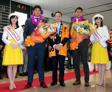 　宮崎空港に到着し歓迎セレモニーで記念撮影する菅野（中央左）と坂本勇（同右）。中央は宮崎市の原田賢一郎副市長