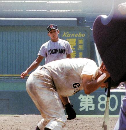 　延長１７回を投げきってＰＬ学園を退け、ベスト４進出を決めた横浜・松坂＝１９９８年８月２０日