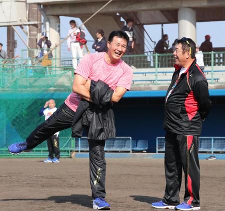 　読谷球場に視察に来た与田監督（左）は立石コーチと笑顔で話す