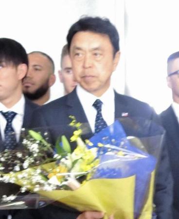 　歓迎セレモニーで花束を受け取ったヤクルト・小川監督