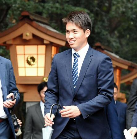 参道を歩く巨人・高橋優貴＝宮崎神宮（撮影・棚橋慶太）