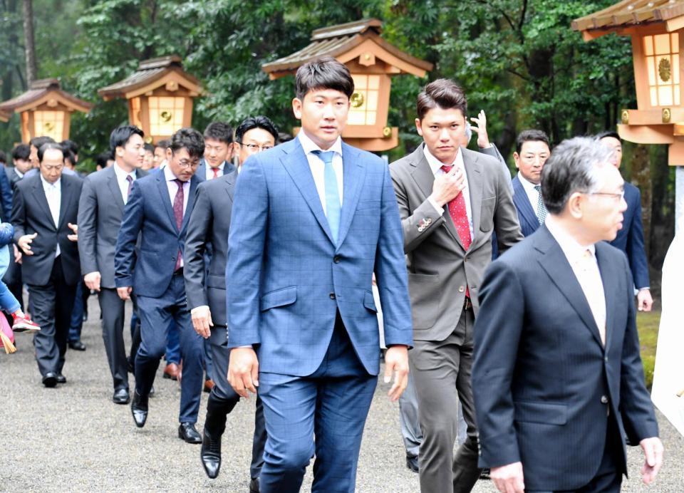 参道を歩く巨人・菅野智之（手前中央）と巨人・坂本勇人（手前右）＝宮崎神宮（撮影・棚橋慶太）