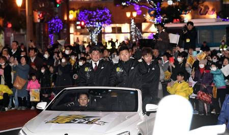 　沿道に詰め掛けた宮崎のファンに手を振る（中央左から）工藤監督、中村晃、柳田