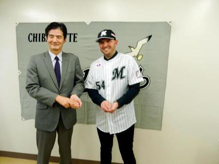 山室球団社長とともにスシポーズを取るレアード